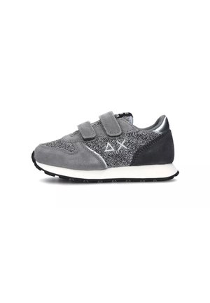 Sneaker grigie con cinturini in velcro, dotate di una tomaia texture e accenti metallici. Suola intermedia bianca e suola esterna in gomma nera per una buona aderenza.