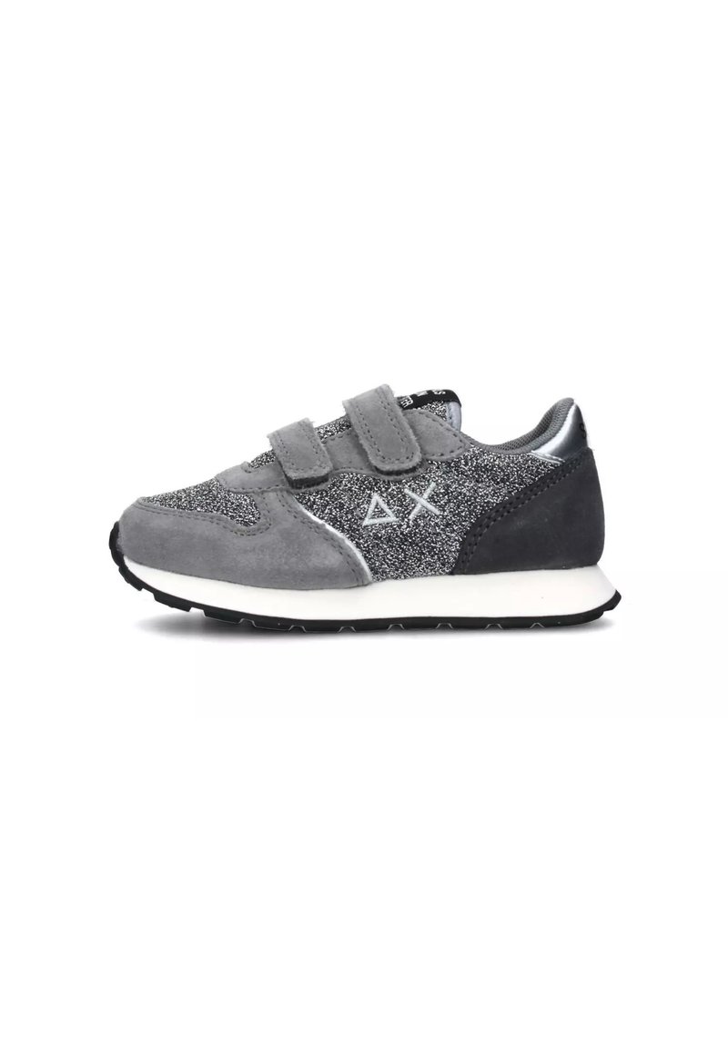 Sneaker grigie con cinturini in velcro, dotate di una tomaia texture e accenti metallici. Suola intermedia bianca e suola esterna in gomma nera per una buona aderenza.