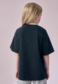 Next BAND LICENSE - T-shirts print - black grey