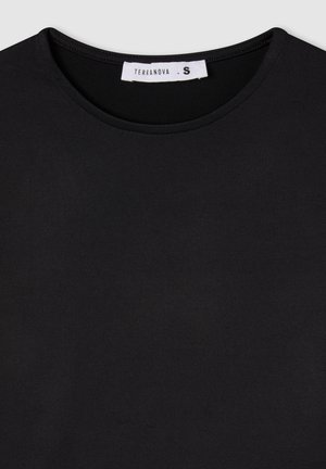 T-shirt nera a maniche corte in un tessuto liscio, con scollatura rotonda e un'etichetta che recita "Terranova S" all'altezza del collo.