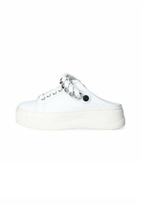 Sneakers platform bianchi con punta arrotondata, lacci sul davanti e dettagli in catena. Realizzati in materiale liscio con suola testurizzata.