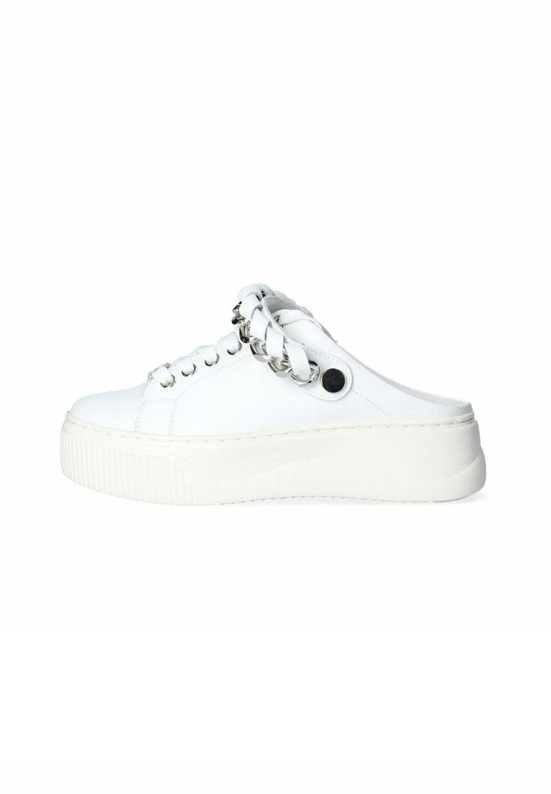 Sneakers platform bianchi con punta arrotondata, lacci sul davanti e dettagli in catena. Realizzati in materiale liscio con suola testurizzata.