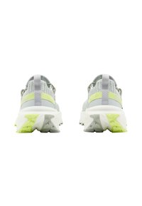 Zapatillas deportivas gris claro con acentos en verde lima, parte superior de malla transpirable, suela intermedia blanca gruesa y suela externa de goma texturizada.