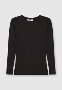 Camiseta negra de manga larga hecha de una tela suave, con un escote redondo y corte ajustado. Diseño minimalista sin patrones ni acentos visibles.