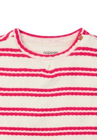 Gestreepte gebreide top in crème, met opvallende roze strepen. Ribbelsteek rond de hals met een knoopdetail op de schouder. Zachte textuur en casual ontwerp.