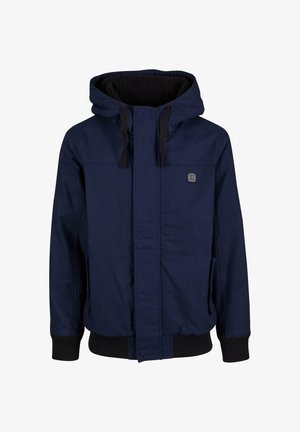 Granatowa kurtka z kapturem, z podszewką z polaru, ściągaczami przy mankietach, bocznymi kieszeniami oraz logo po lewej stronie u góry.