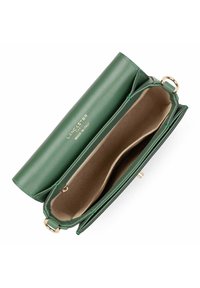 Grüne Leder-Clutch mit glatter Textur, goldenen Hardware-Details und einem geräumigen Innenraum mit einer weichen braunen Innenauskleidung. Mit schließbarem Klappen-Design.