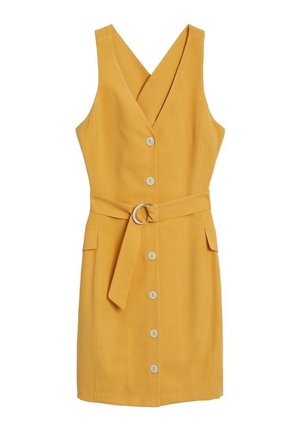 Robe sans manches jaune moutarde avec col en V, fermeture à boutons sur le devant, ceinture à la taille avec anneaux métalliques, et deux poches à rabat.