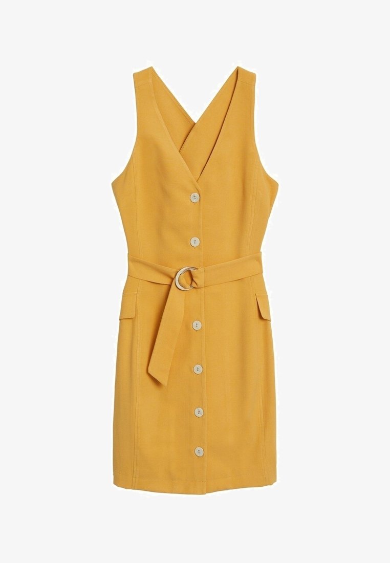 Robe sans manches jaune moutarde avec col en V, fermeture à boutons sur le devant, ceinture à la taille avec anneaux métalliques, et deux poches à rabat.