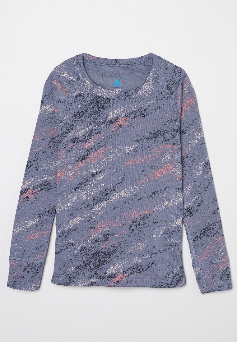 T-shirt à manches longues en tissu doux, avec une base bleu-gris ornée de motifs abstraits texturés en rose et en tons plus sombres. Encolure arrondie.