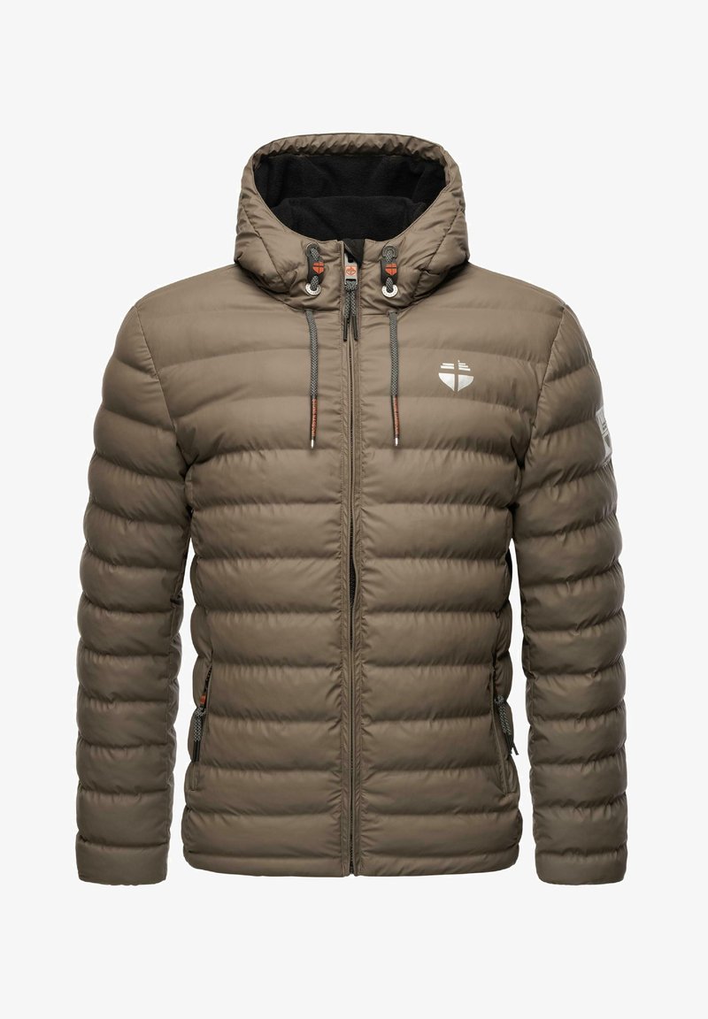 Hnedá puffová bunda s kapucňou, zipsovým uzáverom a sťahovacou šnúrkou. Obsahuje horizontálne prešívanie, bočné vrecká a logo na hrudi.