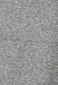 Grått texturerat tyg med ett subtilt heather-mönster, med en mjuk, stickad ytstruktur och en enhetlig färgfördelning.