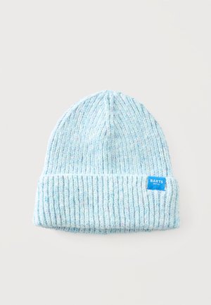 Bonnet tricoté bleu clair avec revers et petite étiquette bleue portant l'inscription "BARTS EST. 92" sur fond uni.