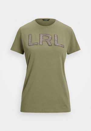 Olīvzaļš kokvilnas T-krekls ar īsām piedurknēm un apaļu kakla izgriezumu, priekšpusē ar kontrastējošās krāsas teksturētu "LRL" uzrakstu.
