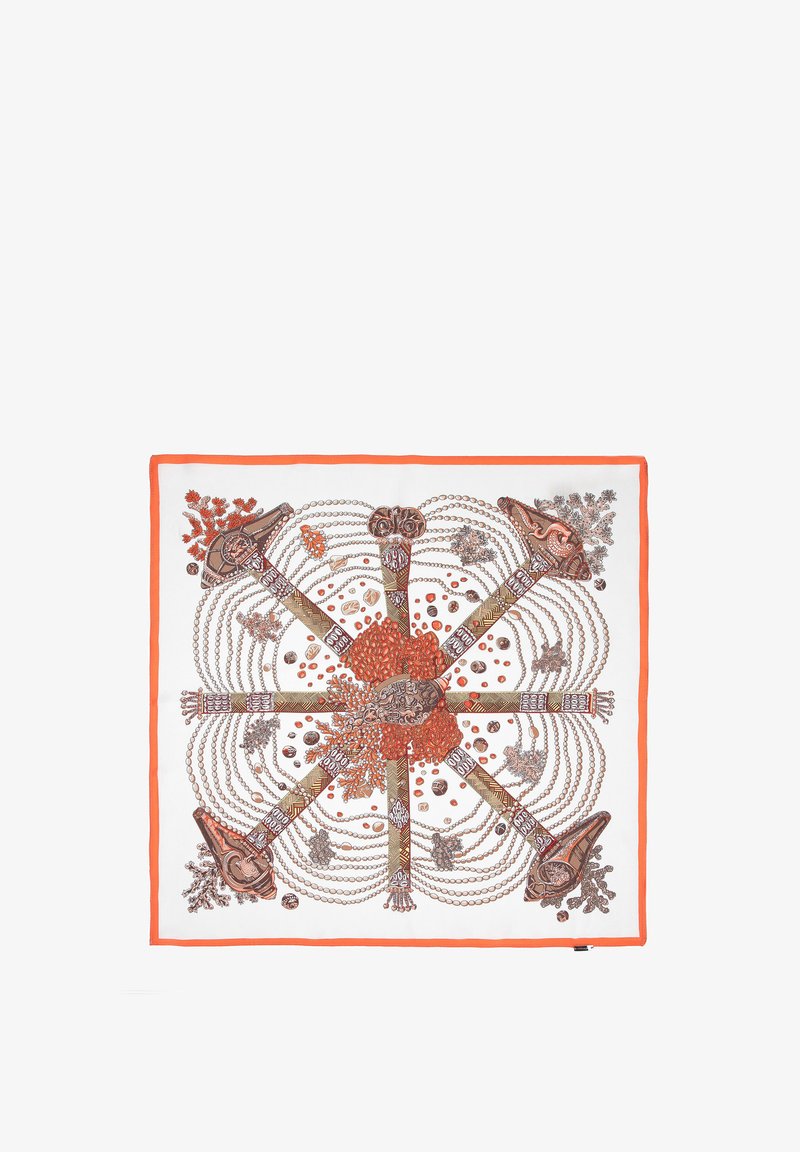 Vierkante zijden sjaal met complexe, veelkleurige patronen, voornamelijk oranje en bruin, met decoratieve elementen en een gedurfde omtrek.