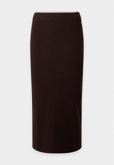 Jupe crayon marron foncé longueur genou avec une coupe droite et une taille élastique sur un fond uni clair.