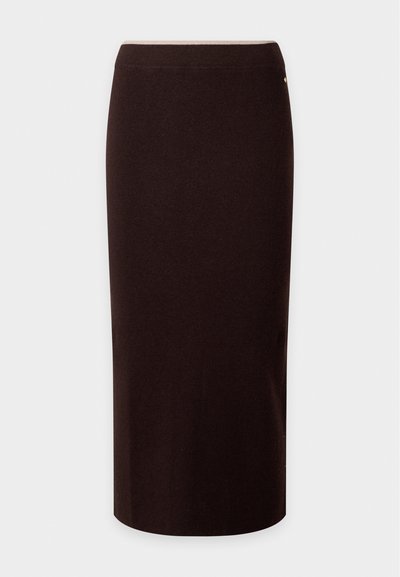Jupe crayon marron foncé longueur genou avec une coupe droite et une taille élastique sur un fond uni clair.