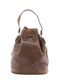 Borsa a secchiello in pelle marrone con chiusura a coulisse, dotata di hardware in tonalità oro e cuciture a contrasto lungo la base e le cuciture.