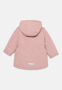 Giacca imbottita rosa chiaro con cappuccio, vita elastica e accentuazione riflettente contrastante sul retro. Tessuto liscio, maniche lunghe, senza chiusure.