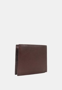 Portafoglio in pelle marrone con superficie texturizzata, design pieghevole a due scomparti e cuciture in evidenza. Forma compatta, che mette in mostra uno stile minimalista.