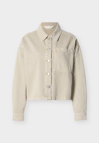 Μπεζ κοντή τζιν ζακέτα με ασημένια κουμπιά πάτημα, γιακά με αιχμηρή γωνία, μακριά μανίκια και μία τσέπη στο στήθος στην αριστερή πλευρά.