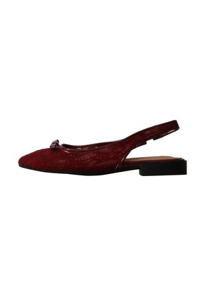 Chaussure plate slingback rouge texturée avec bout pointu et petit nœud, talon bas noir et bride arrière ouverte.
