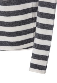 Heller und dunkelgrauer, horizontal gestreifter Strickpullover mit sichtbarem Nahtdetail an Ärmeln und Seite.