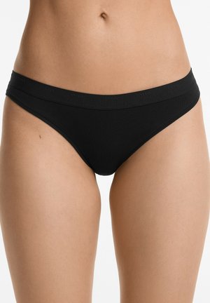 Perizoma nero realizzato in morbido tessuto, con un elastico stretto che presenta il nome del marchio "OYSHO" impressa lungo il bordo superiore.