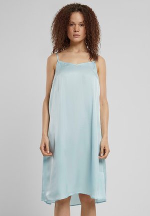 Abito sottoveste in satin blu chiaro con spalline sottili, forma A-line e orlo leggermente irregolare, caratterizzato da una texture liscia e lucida.