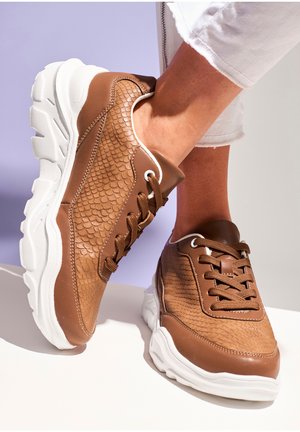 LASCANA Trainers - camelfarben
