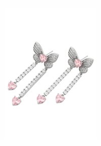 Gli orecchini a forma di farfalla in argento presentano pietre rosa a forma di cuore e accenti di cristallo trasparente, con un design dettagliato delle ali e catene pendenti.