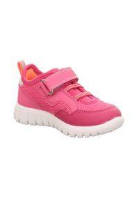 Růžová sportovní bota vyrobená z prodyšných a syntetických materiálů, se suchým zipem, bílou gumovou podrážkou a kontrastním oranžovým lemováním.