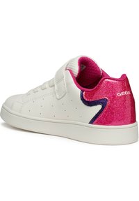 Weißer Sneaker mit einem Obermaterial aus glattem Leder, pinkem Glitzer-Absatz und lila geschwungenem Design. Verfügt über einen Klettverschluss und perforierte Details.