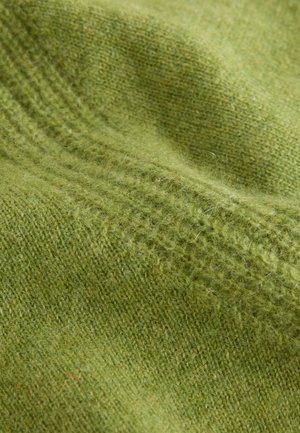 Pletená látka světle zelené barvy s měkkou texturou, obsahující jemný žebrovaný vzor a tenká vlákna pro jemný vzhled.