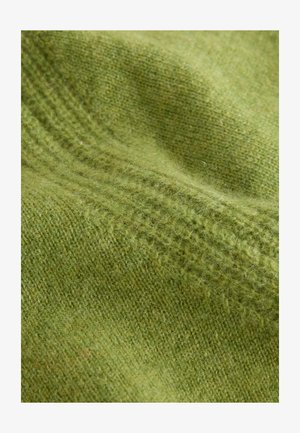 Gaiši zaļš adīts audums ar mīkstu struktūru, kas raksturots ar smalku riboto rakstu un smalkām šķiedrām, radot delikātu izskatu.