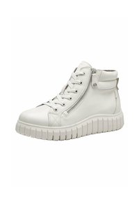 Zapatilla alta de cuero blanco con cordones en la parte delantera, cremallera lateral, cuello acolchado y suela de goma gruesa y texturizada. Detalles de costura sutil.
