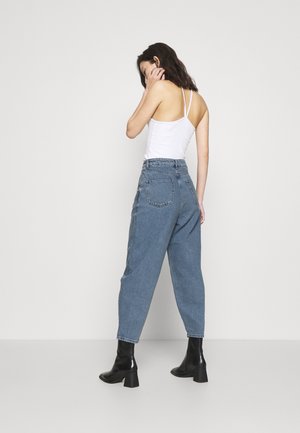 HIGH RISE BARREL CROPPED JEANS - Vaqueros bootcut - mid blue wash