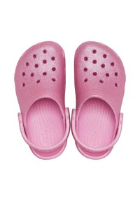 Różowe brokatowe klapki wykonane z lekkiego materiału, z otworami wentylacyjnymi, paskiem z tyłu dla wsparcia oraz teksturowaną wkładką dla komfortu.