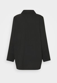 Černý dlouhý rukáv s blejzrem a klasickým límcem, zobrazený zezadu na jednoduchém bílém pozadí.