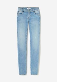 Jeans en denim bleu clair avec une coupe slim, cinq poches et un léger effet usé. Ils présentent une fermeture éclair et un bouton, avec un design classique.