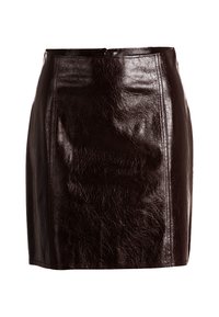Gonna corta in pelle nera con una superficie liscia e lucida, caratterizzata da un design aderente e dettagli di cucitura sottili. Chiusura con zip sul retro.
