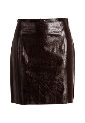 Mini-jupe en cuir noir avec une texture lisse et brillante, présentant un design ajusté et de subtils détails de couture. Fermeture éclair au dos.