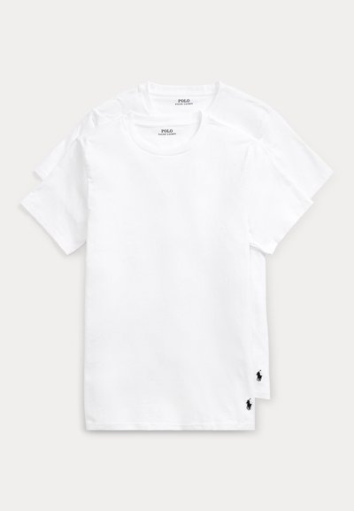 Duas t-shirts brancas de algodão com gola redonda. Cada uma apresenta um pequeno logótipo preto de polo no lado inferior esquerdo. Textura suave, corte padrão.