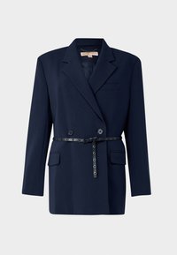 Ναυτικό σακάκι με διπλό κούμπωμα, δύο μπροστινές τσέπες και μαύρη ζώνη με μεταλλική πρόσδεση, σε λείο ύφασμα.