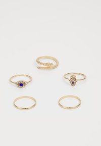 Set van vijf gouden ringen, inclusief een gestructureerd slangontwerp, een oogmotief met blauwe steen, een handdetail met accenten en drie eenvoudige banden.