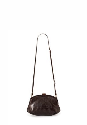 Bolso bandolera de cuero marrón oscuro con patrón texturizado de cocodrilo y correa larga ajustable colgado sobre fondo blanco.