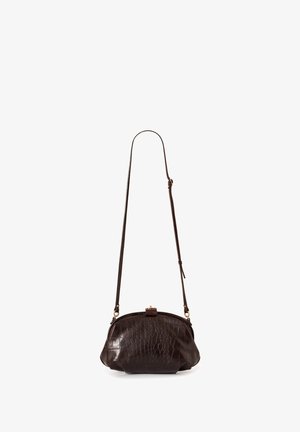 Donkerbruine leren crossbodytas met een gestructureerd krokodillenpatroon en verstelbare lange riem, hangend tegen een witte achtergrond.