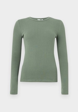 Haut en tricot côtelé à manches longues avec col rond, de couleur vert sourd, à la silhouette près du corps.