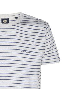 Šedé bavlněné tričko s horizontálními námořnickými pruhy, kulatým výstřihem a malým logem potisknutým na levé straně poblíž hrudi.