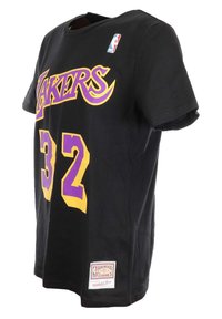 Camiseta de algodón negra con el texto "LAKERS" en púrpura y amarillo, el número "32" y un parche del logo de la NBA en el hombro izquierdo. Diseño de corte clásico.